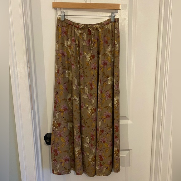 L.L. Bean Dresses & Skirts - L.L. Bean Elastic Waist/Pull On Lined Taupe Floral Skirt